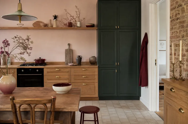 Cuisine associant le chêne à des meubles vert forêt