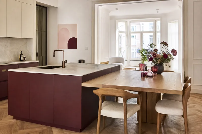 Îlot de cuisine prolongé par une table en chêne, avec évier intégré